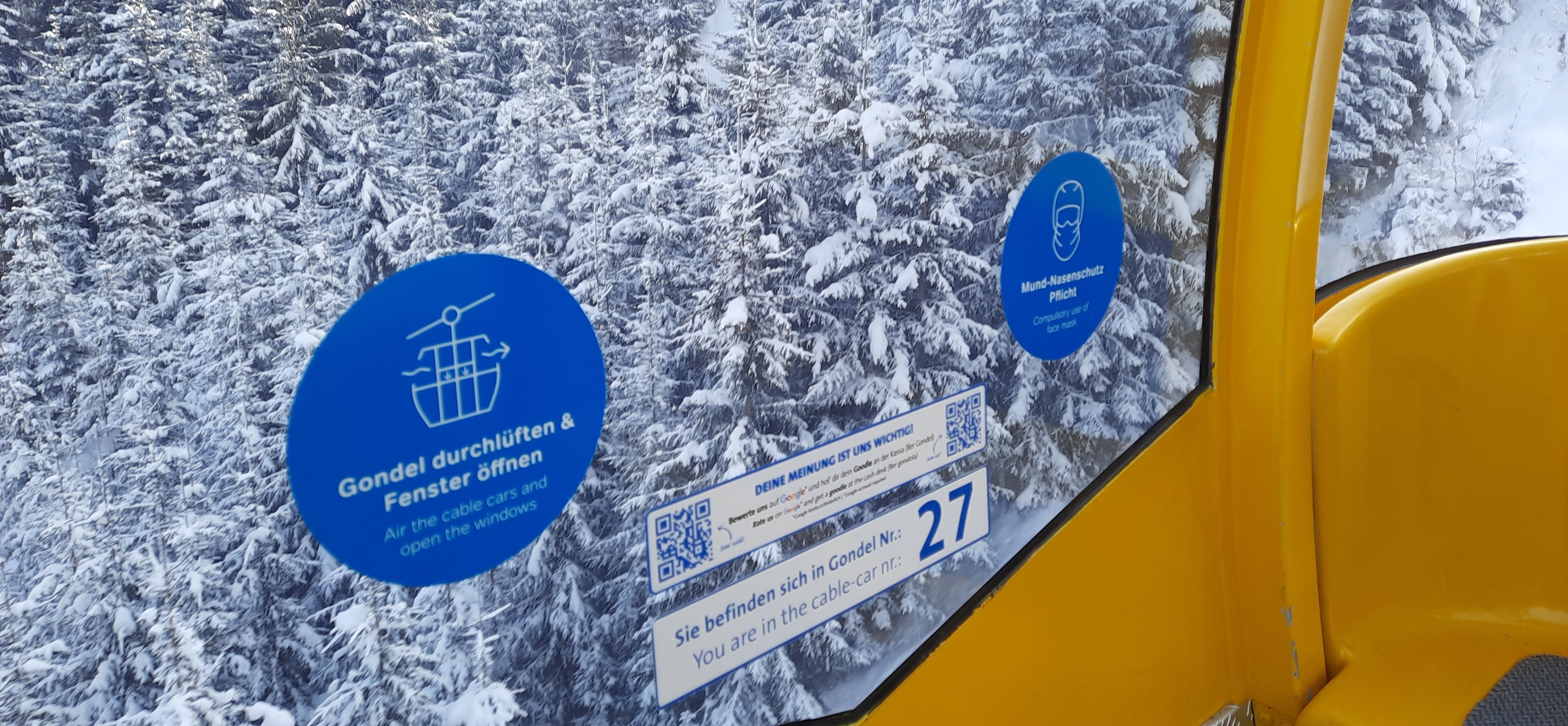 Szellőztetésre és maszkhasználatra figyelmeztető felirat a kabinos liftben.  | Fotó: Wesselényi Andrea