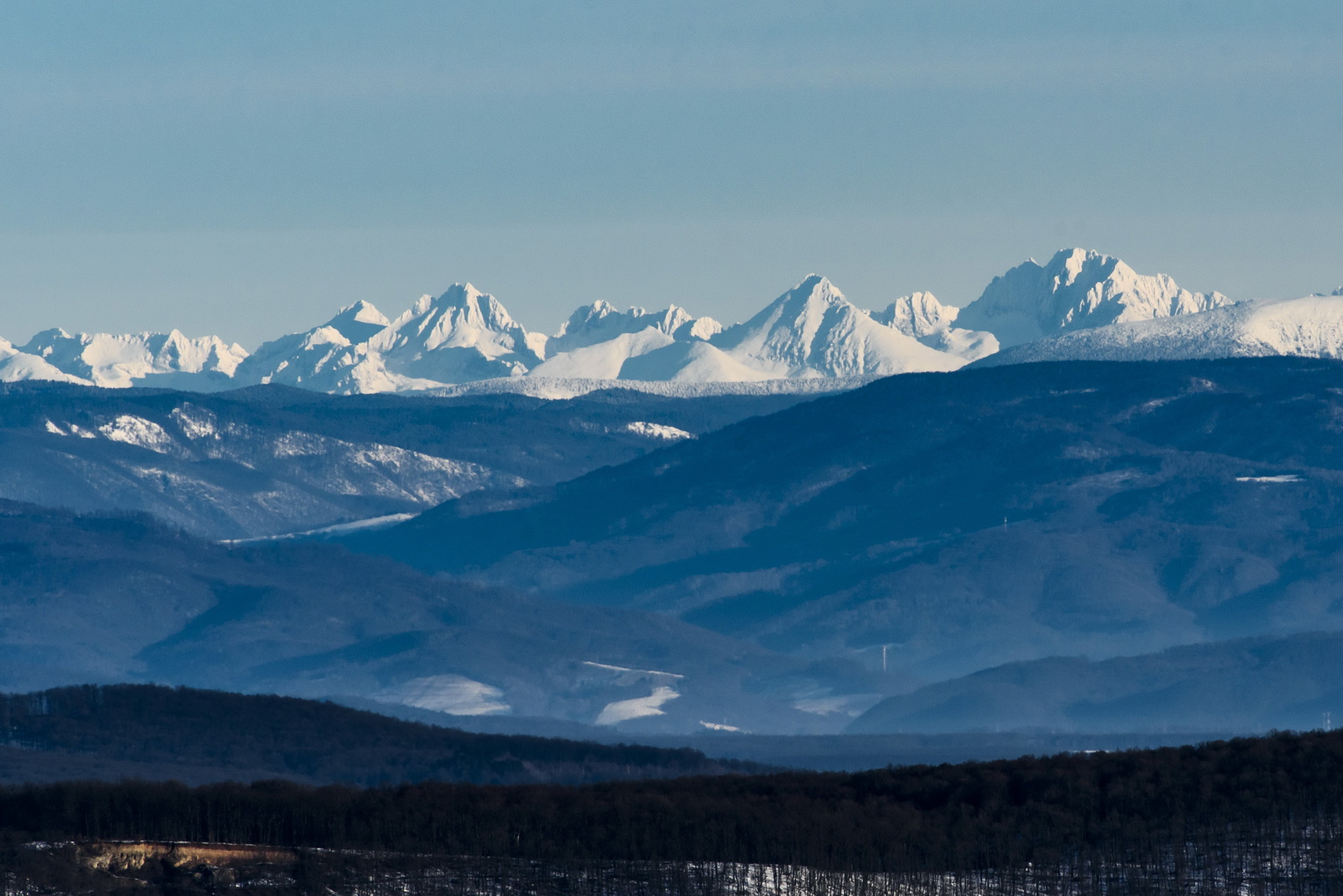 A Magas-Tátra a Salgótarján közelében lévő salgói várból fotózva 2021. február 1-jén. MTI/Komka Péter