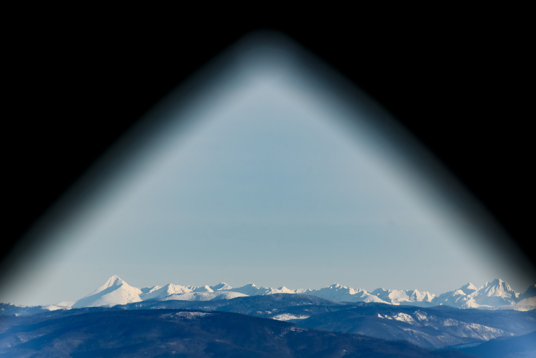 A Magas-Tátra a Salgótarján közelében lévő salgói vár bejáratából fotózva 2021. február 1-jén. MTI/Komka Péter