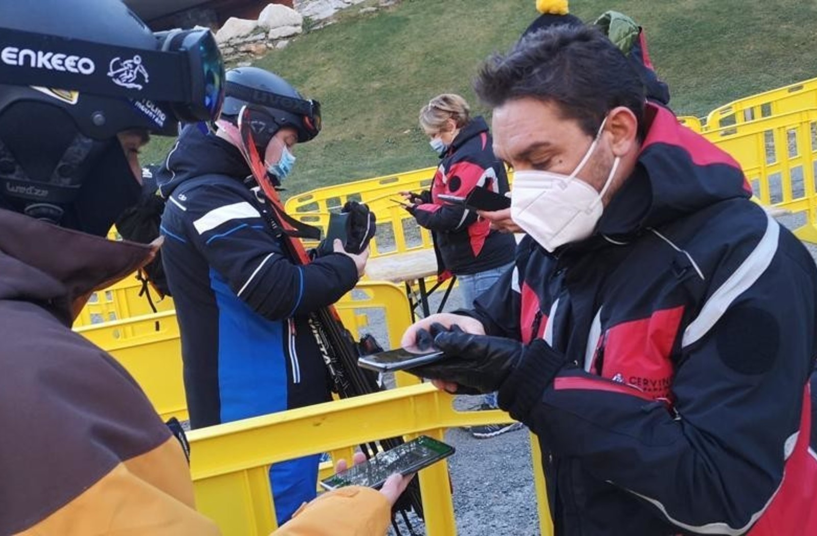 Egyenként ellenőrizték az igazolásokat