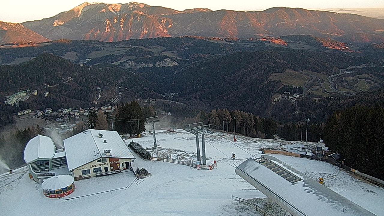 Semmering is fehéredik, szemben a 2074 m magas Schneeberg csaknem hómentes