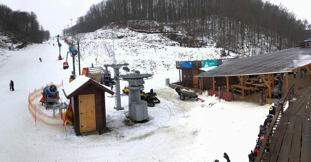 Terasztető került a büfé fölé, ahol mostantól egy szélvédett helyen lehet fogyasztani.