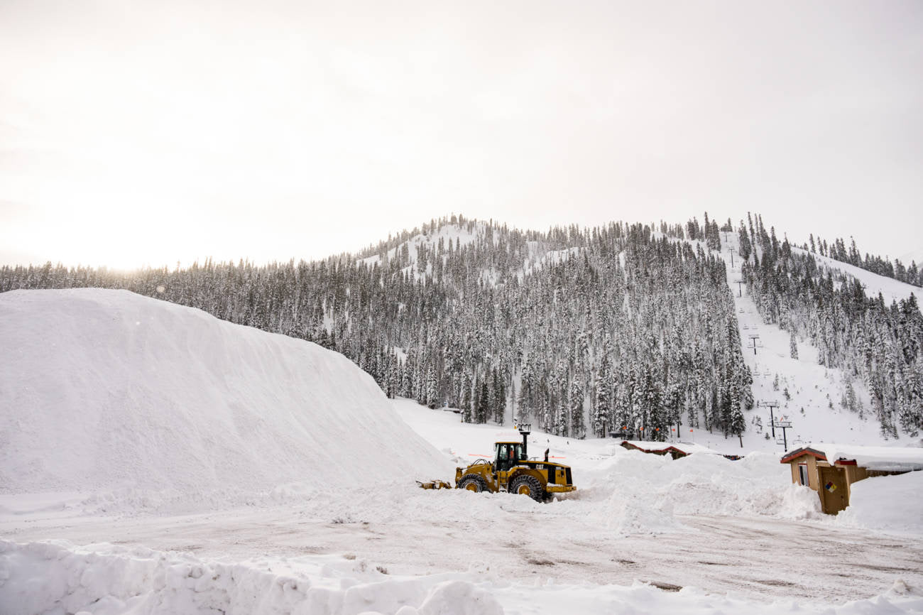 Hatalmas "hókupac", és csak most kezdték megtisztítani  parkolót Kép: Palisades Tahoe