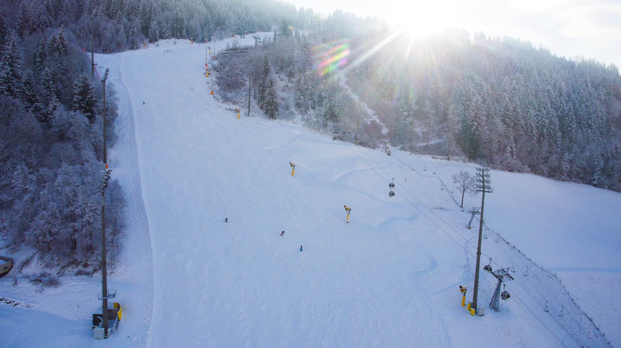A versenypályát szombaton lezárták a síelők előtt, készítik a keddi versenyre