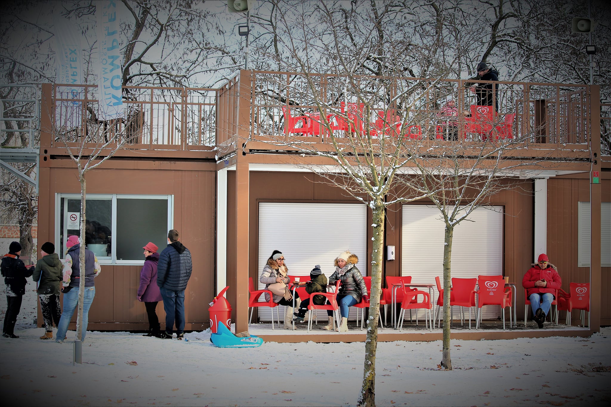 Idén már egy kompakt kis "hütte" is várja a vendégeket a szánkódomb aljában. Hosszabbított nyitva tartással a büfé szombaton 22 óráig várja a kimozdulni, csúszkálni vágyókat ételekkel és forró italokkal.