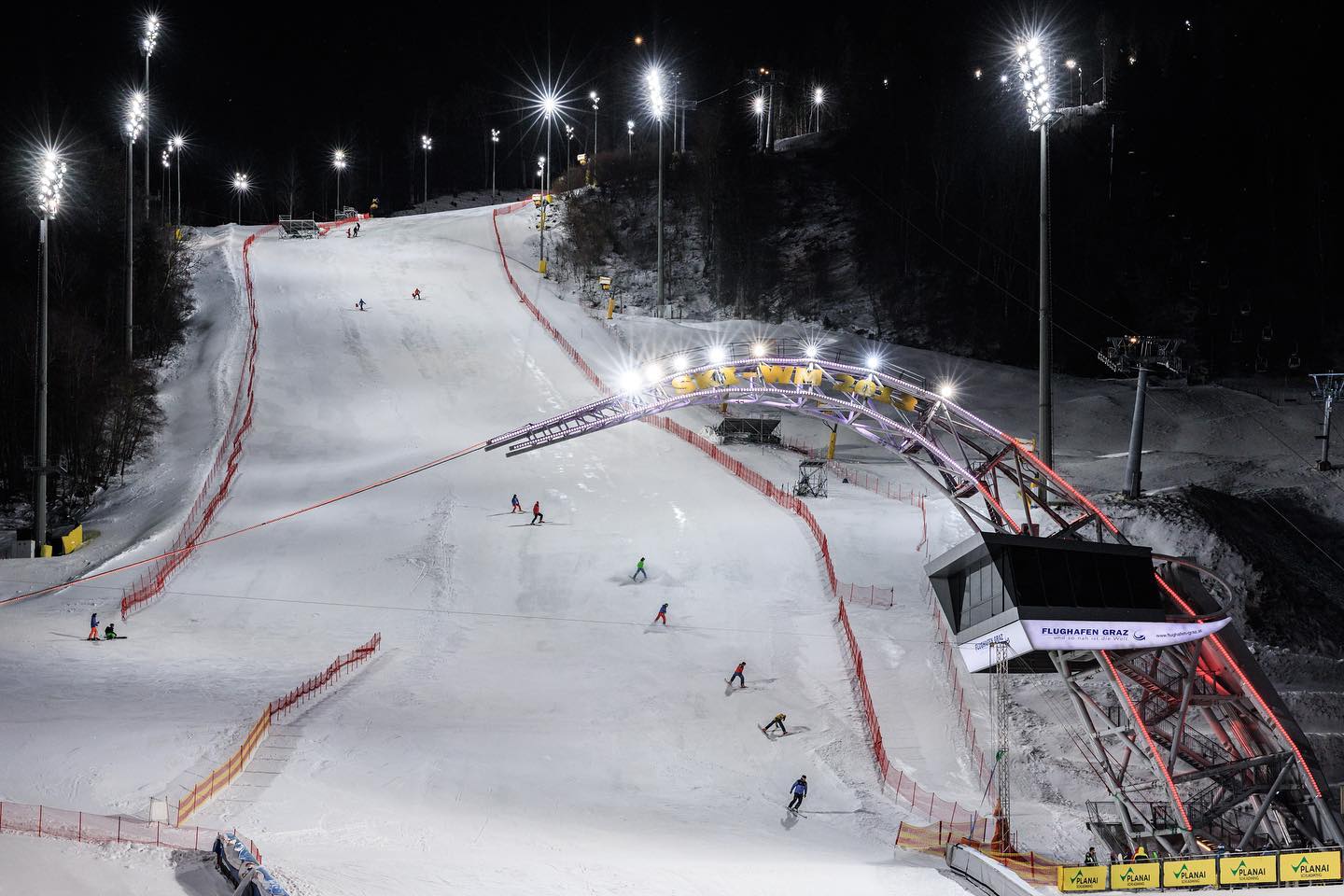 Készítik a pályát (Kép: The Nightrace Schladming)
