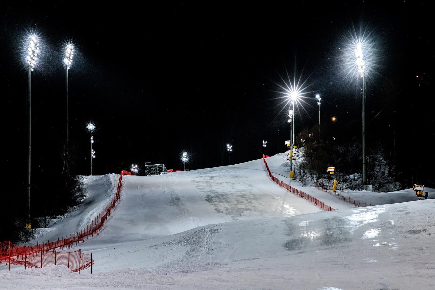 Ezen a jégen bizony síelni fognak...(Kép: The Nightrace Schladming)