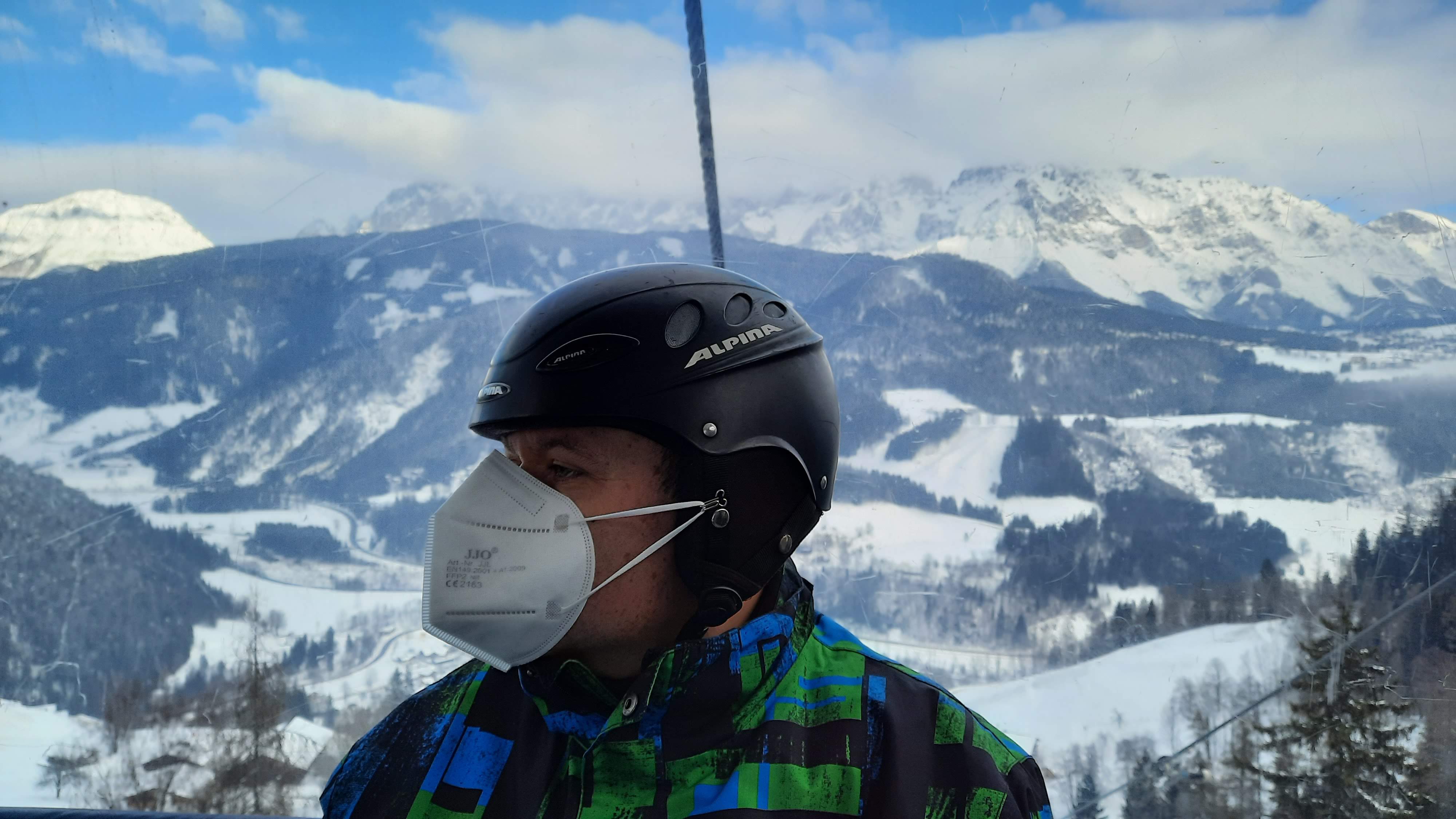 Egy kis kapocs, tű és cérna segítségével készítettünk maszk-tartót a bukósisakra