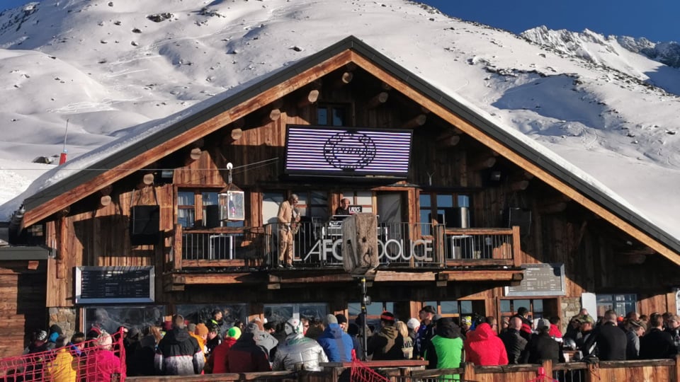 A Folie Douce tereszán élő zene szólt, szép nagy tömeg gyűlt össze. | Fotó: Almásy Gyula / VJM