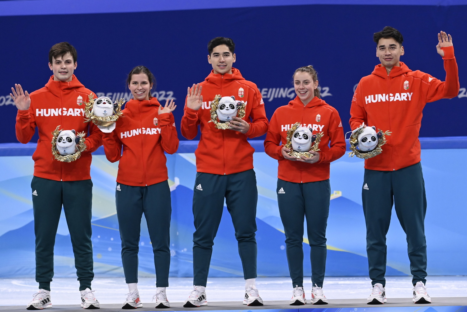 A bronzérmes vegyes váltó: Krueger John-Henry, Jászapáti Petra, Liu Shaoang, Kónya Zsófia, Liu Shaoling Sándor (b-j). A három fiatalemberre komoly feladat hárul a férfi váltóban is. (MTI/Kovács Tamás)