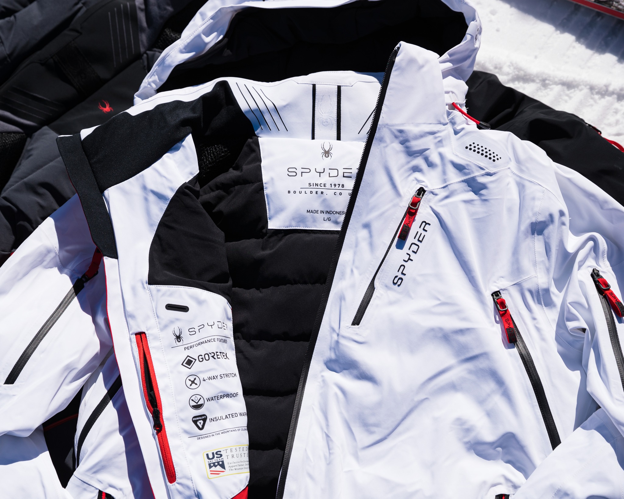 Ennyi mindent tud egy Spyder síkabát!