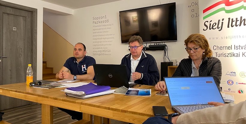 A Klaszter vezetősége: Kőrösi Péter (Sípark), Fehér Gyula (elnök) és Dr. Egri Katalin (SMSZ)