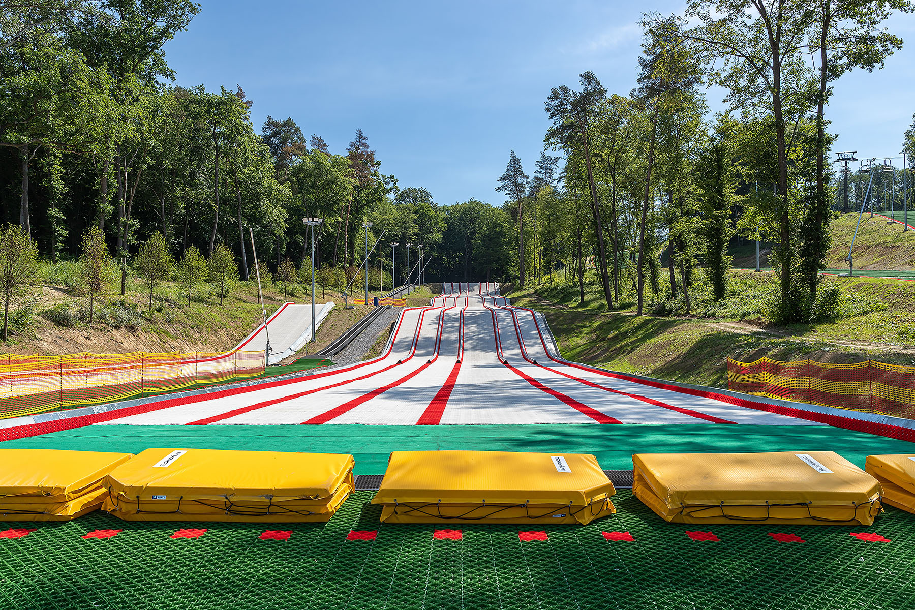 Műanyag borítású lesiklópályák