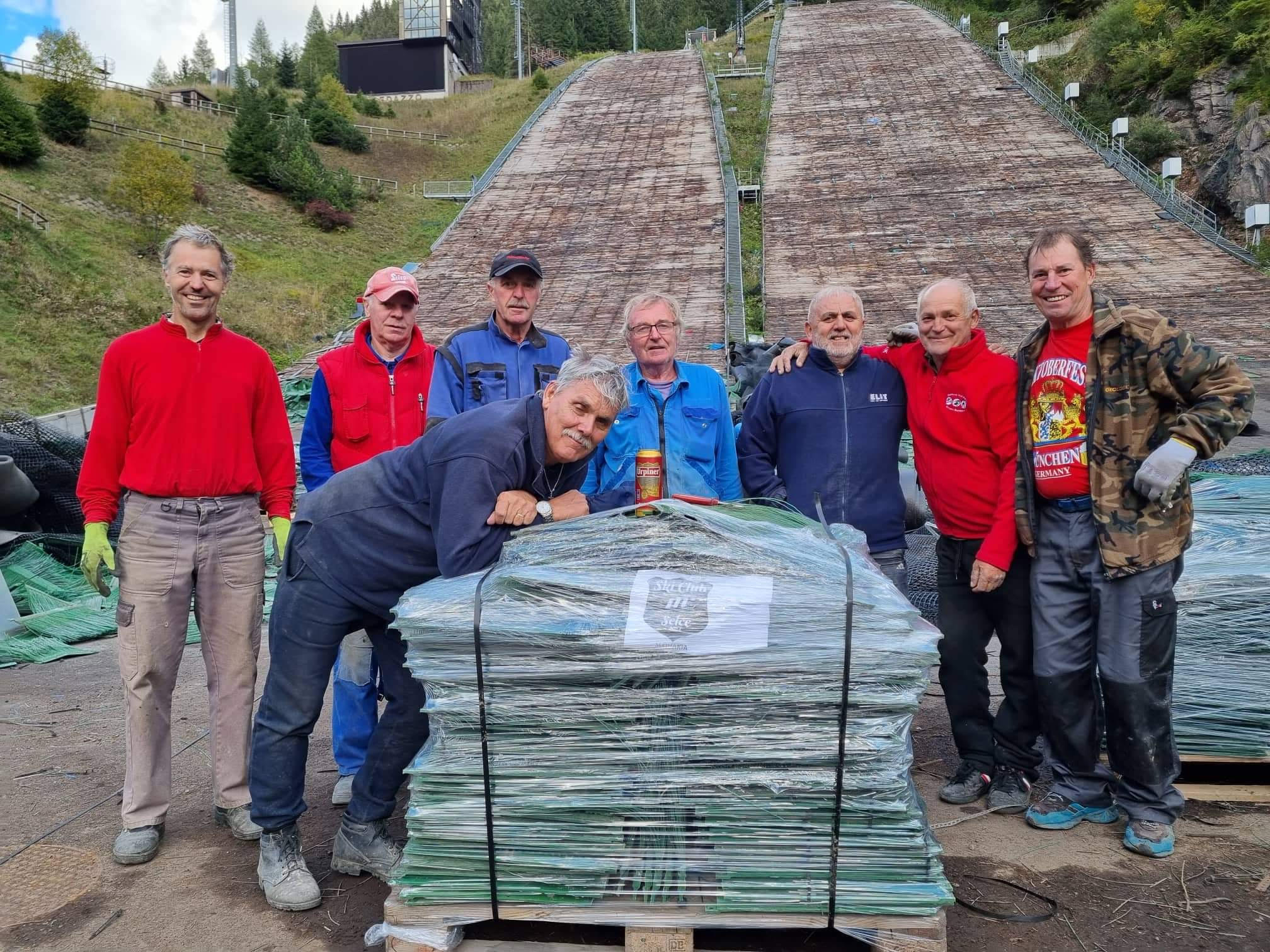 A vidám társaság és a "zsákmány" tetején igazi hazai termék figyel :) (Kép: SKI Club Selce)