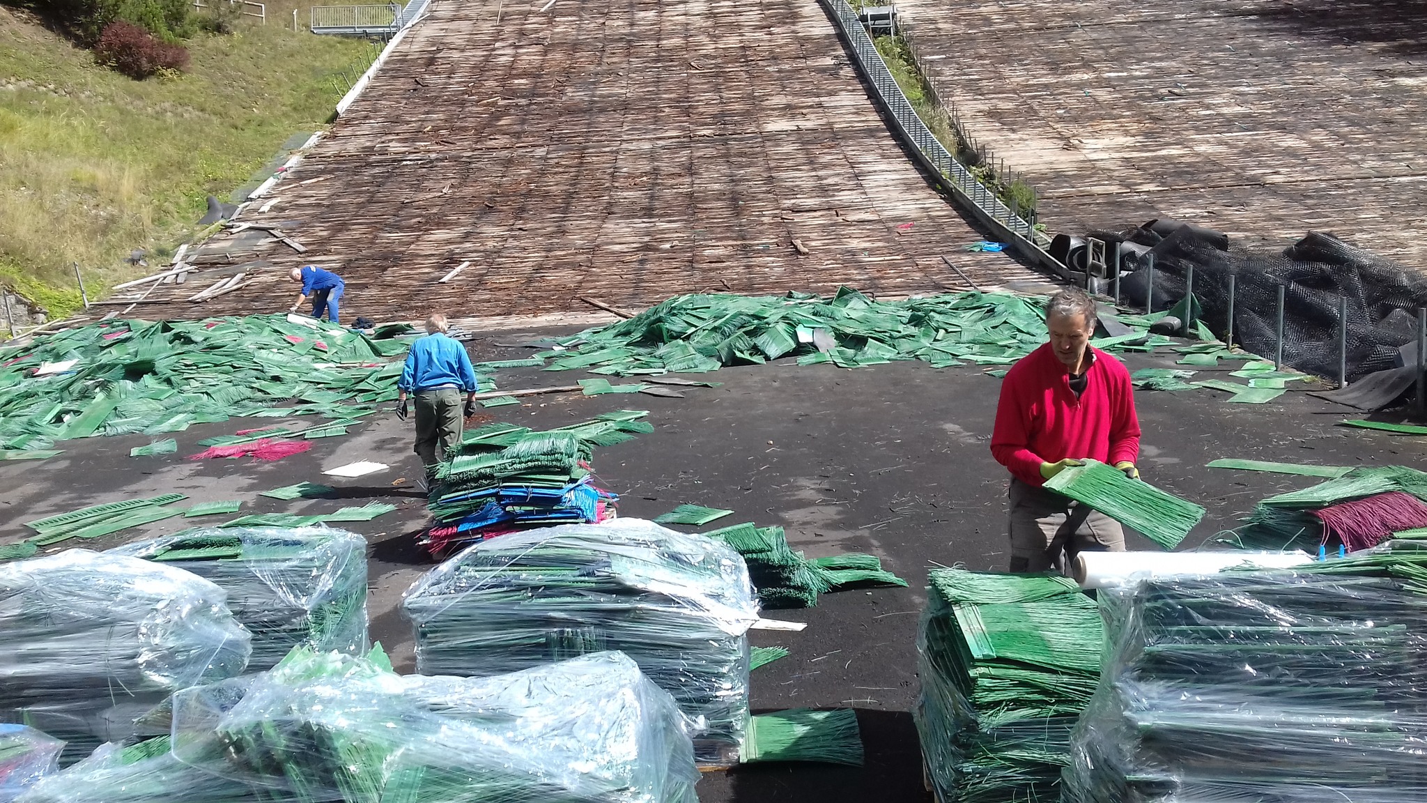 Szortírozás, összepakolás és raklapozás (Kép: SKI Club Selce)