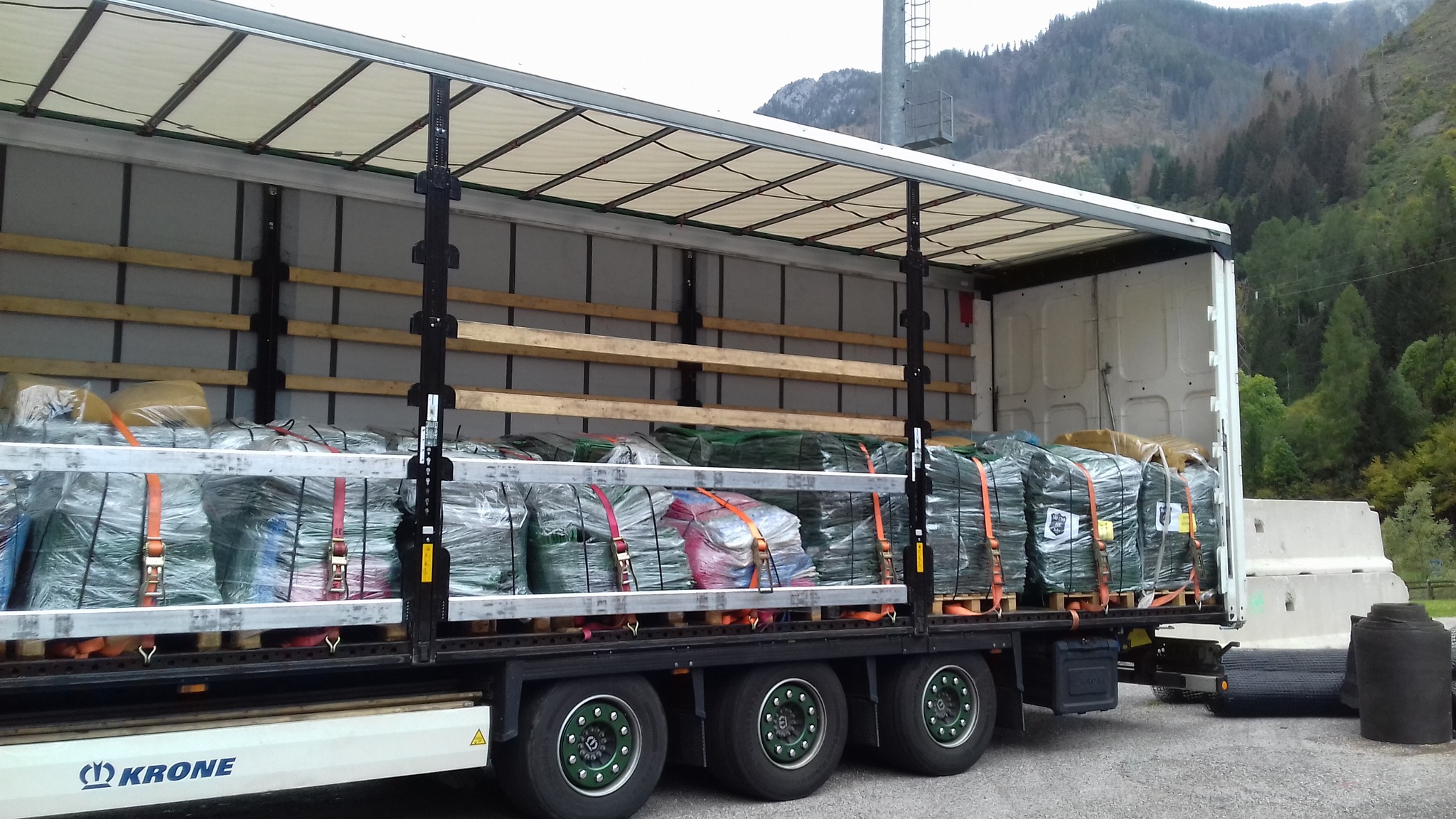 Aztán mehetnek a teherautóra  (Kép: SKI Club Selce)