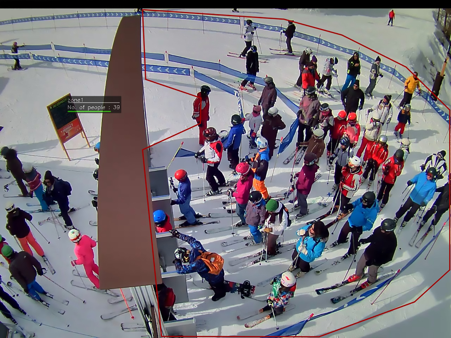 Kamera figyeli a sorban állókat