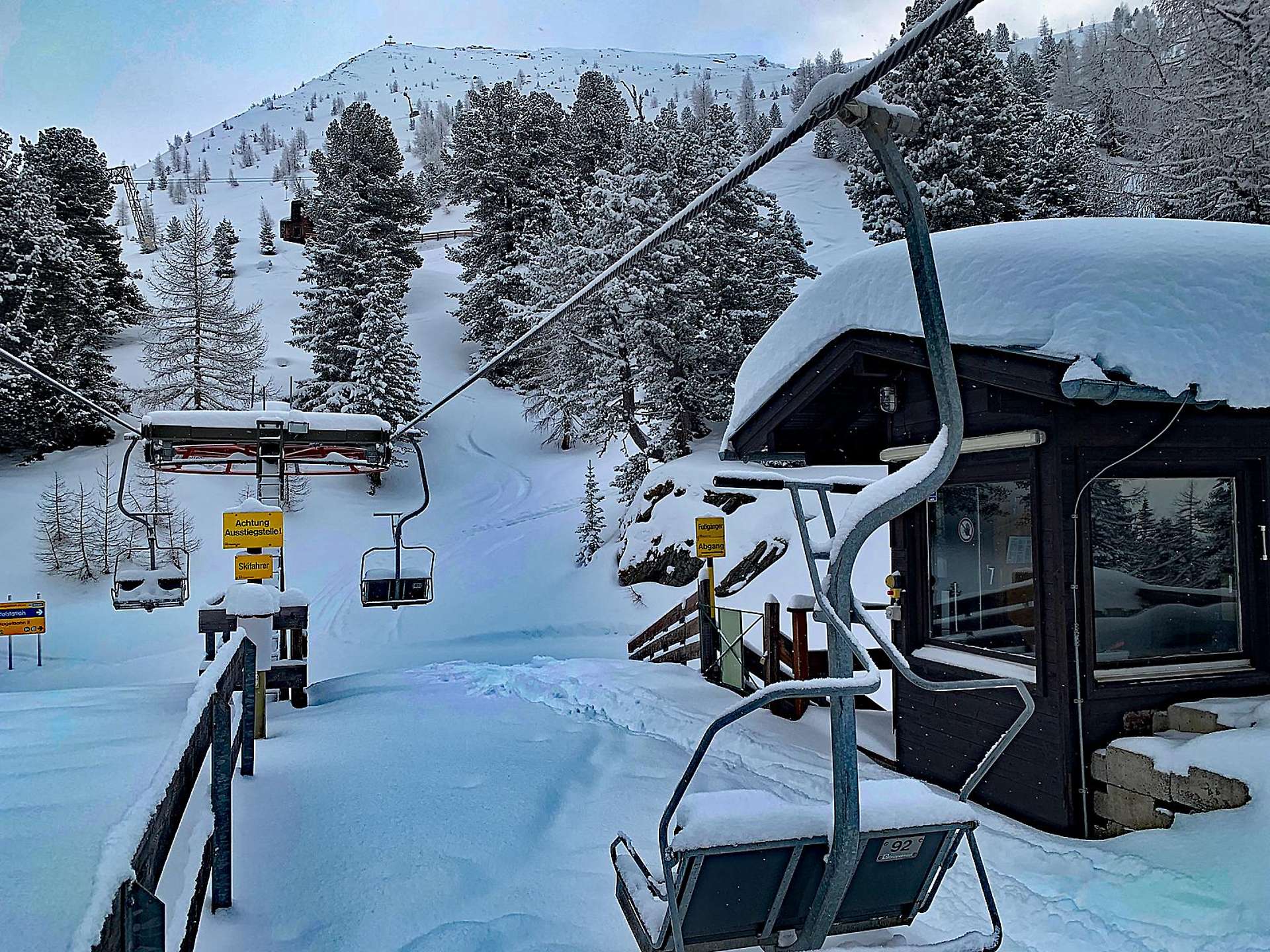 Az ülőlift hegyállomása 2022 januárjában