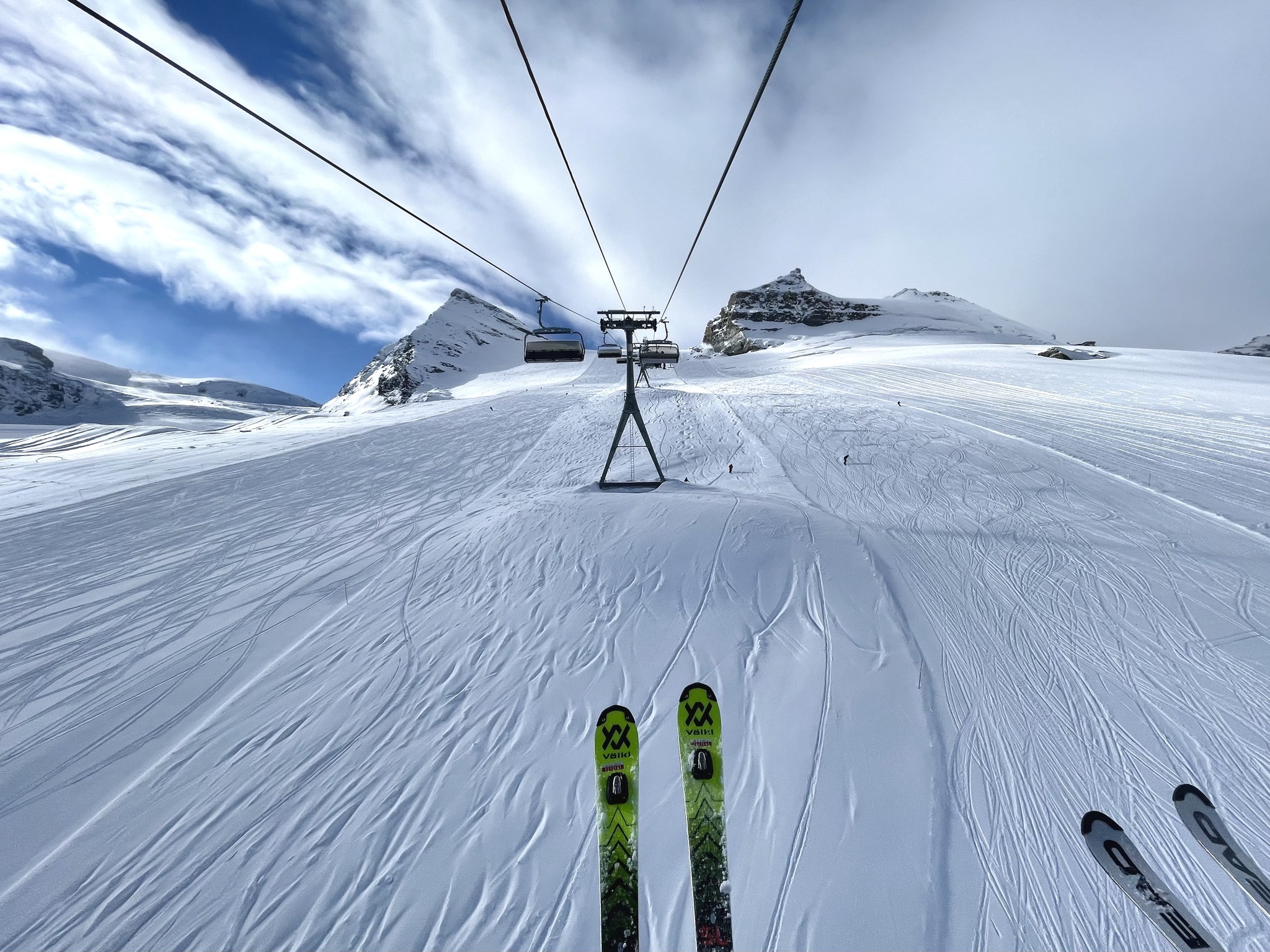 Zermatt, Svájc. A síterepen versenyt rendeztek volna, de azt korábban lefújták. Helyette friss porhavon síelhettek az amatőrök.