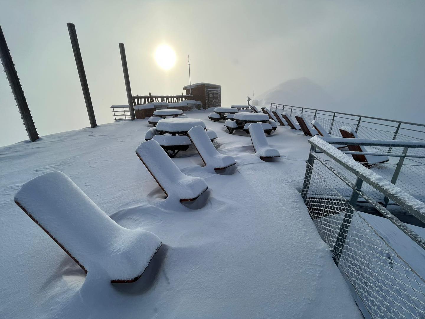 Serre Chevalier, Franciaország. A napozófotelek télen.