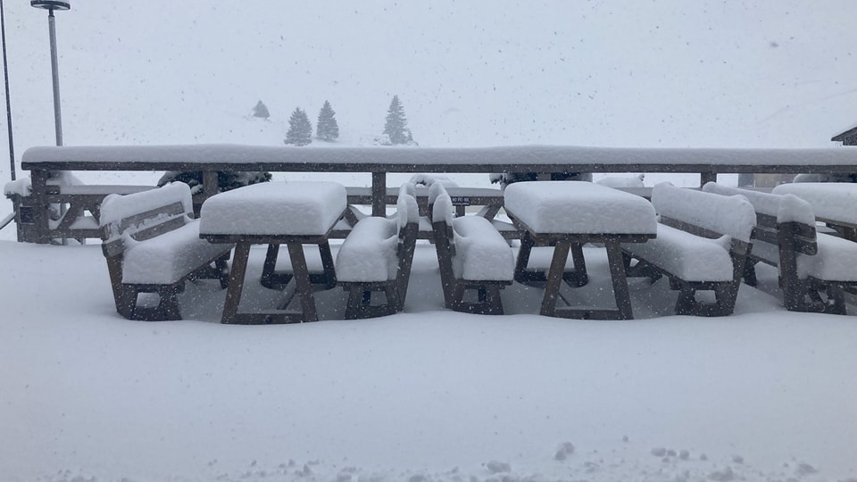 Megterítettek. Rifugio Val Formica Cima Larici. A sajtjáról ismert Asiago régióban estig 40 cm hullott.