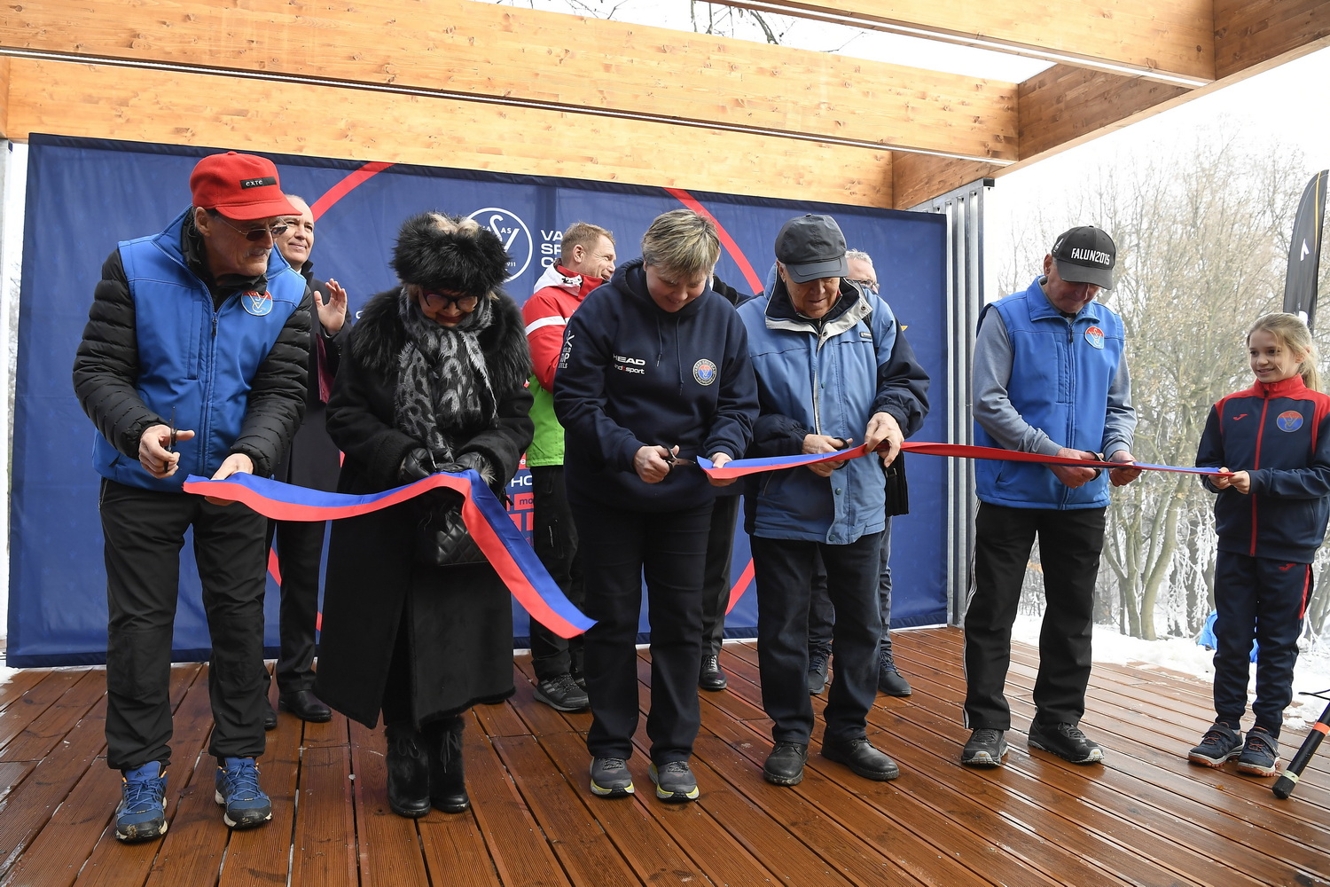 Lednyiczki Zsigmond, Fazakas Mónika, Benjámin Józsefné, Holló Miklós és Rosivall Zoltán (b-j), a Vasas korábbi sízői átvágják a szalagot.  MTI/Kovács Tamás
