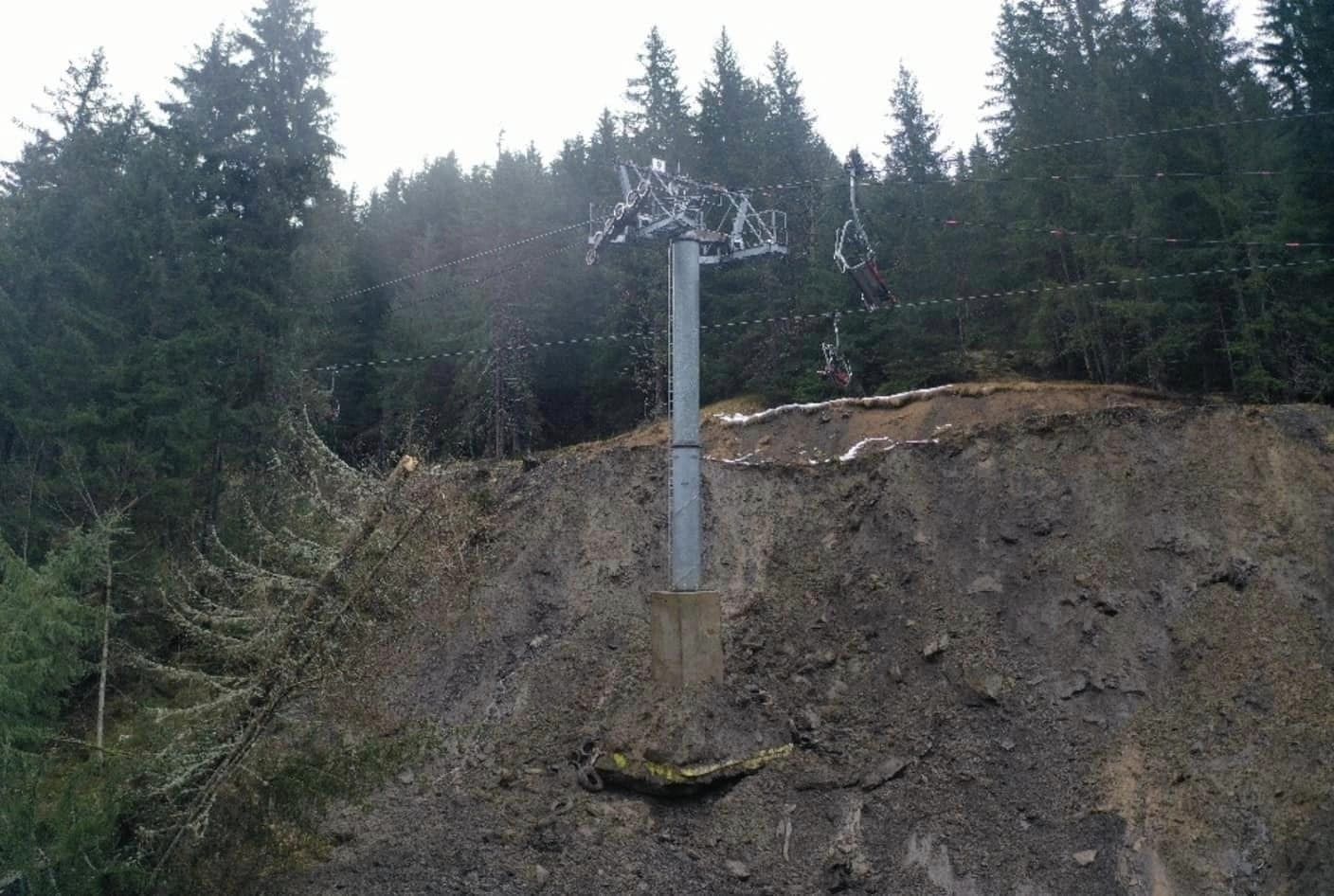 Az állva maradt oszlop közvetlenül a földcsuszamlás után (Kép: Nicolas Rubin)