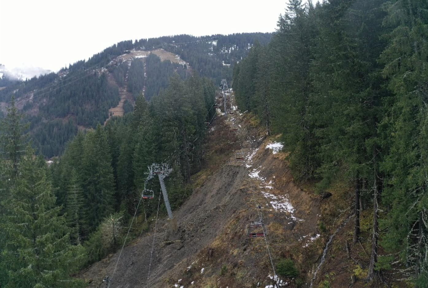 Az állva maradt oszlop közvetlenül a földcsuszamlás után (Kép: Nicolas Rubin)