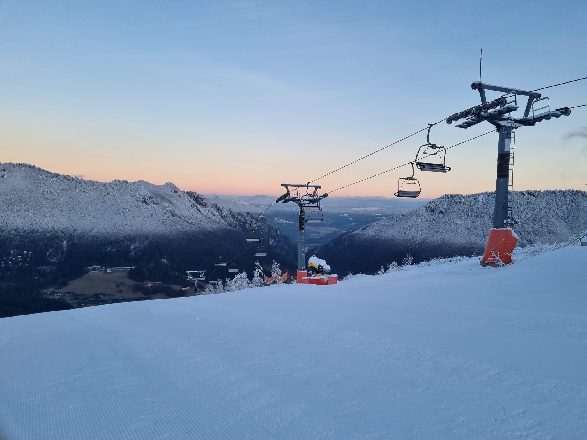 Vrátna ma. Szépen látszik a hegyen a hóhatár.
