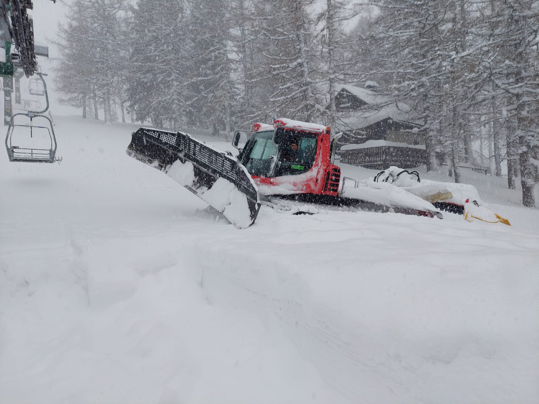 Ratrak dolgozik a nagy hóban Aflenzben - Fotó: Jonatha Karelly