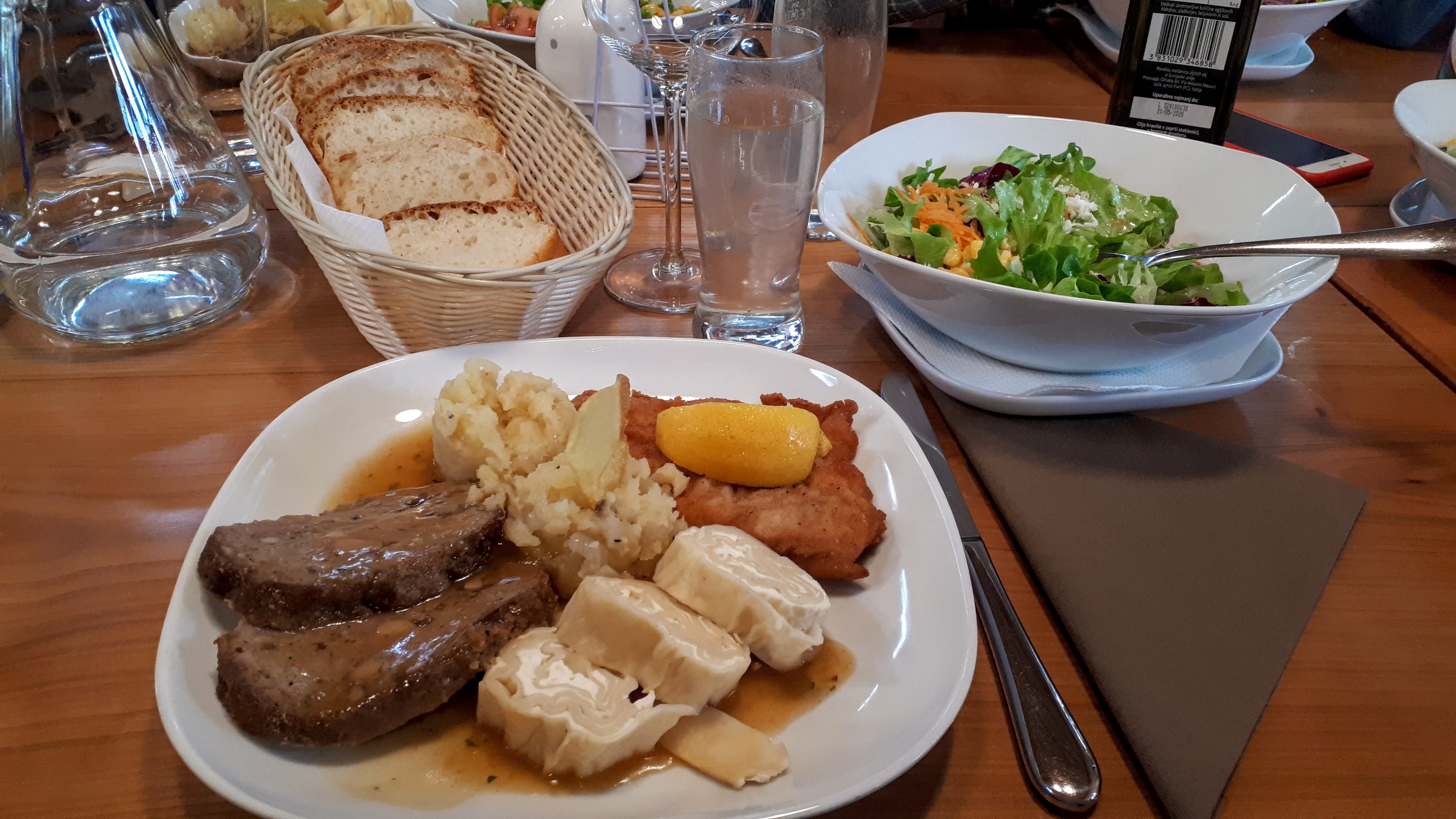 A struklji sós változata köretként tálalva | Fotó: síelők.hu, helyszín: Szlovénia