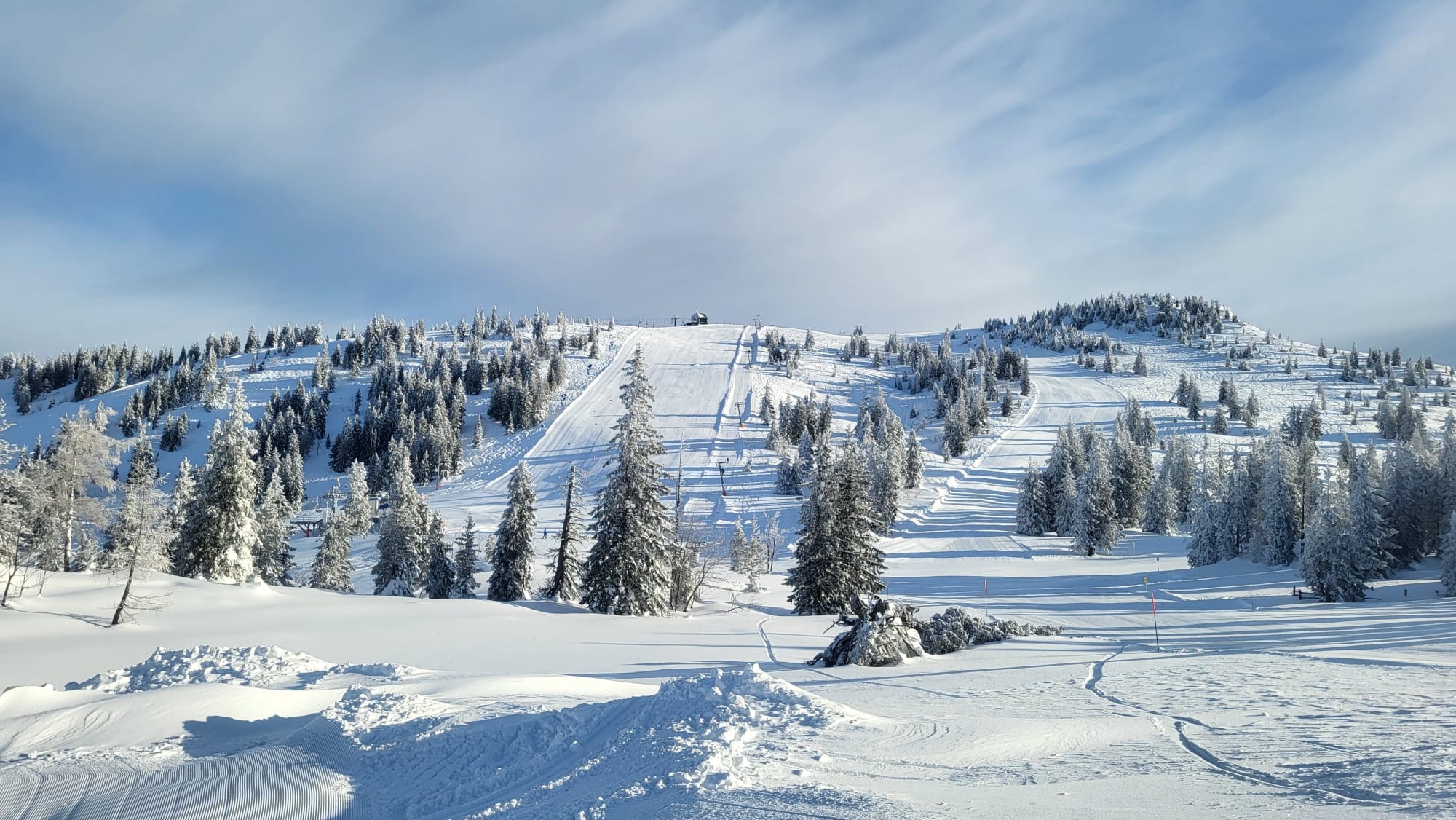 Kép a februári iskolai síszünet idejéből. A síszünet alatt tele volt a síterep.