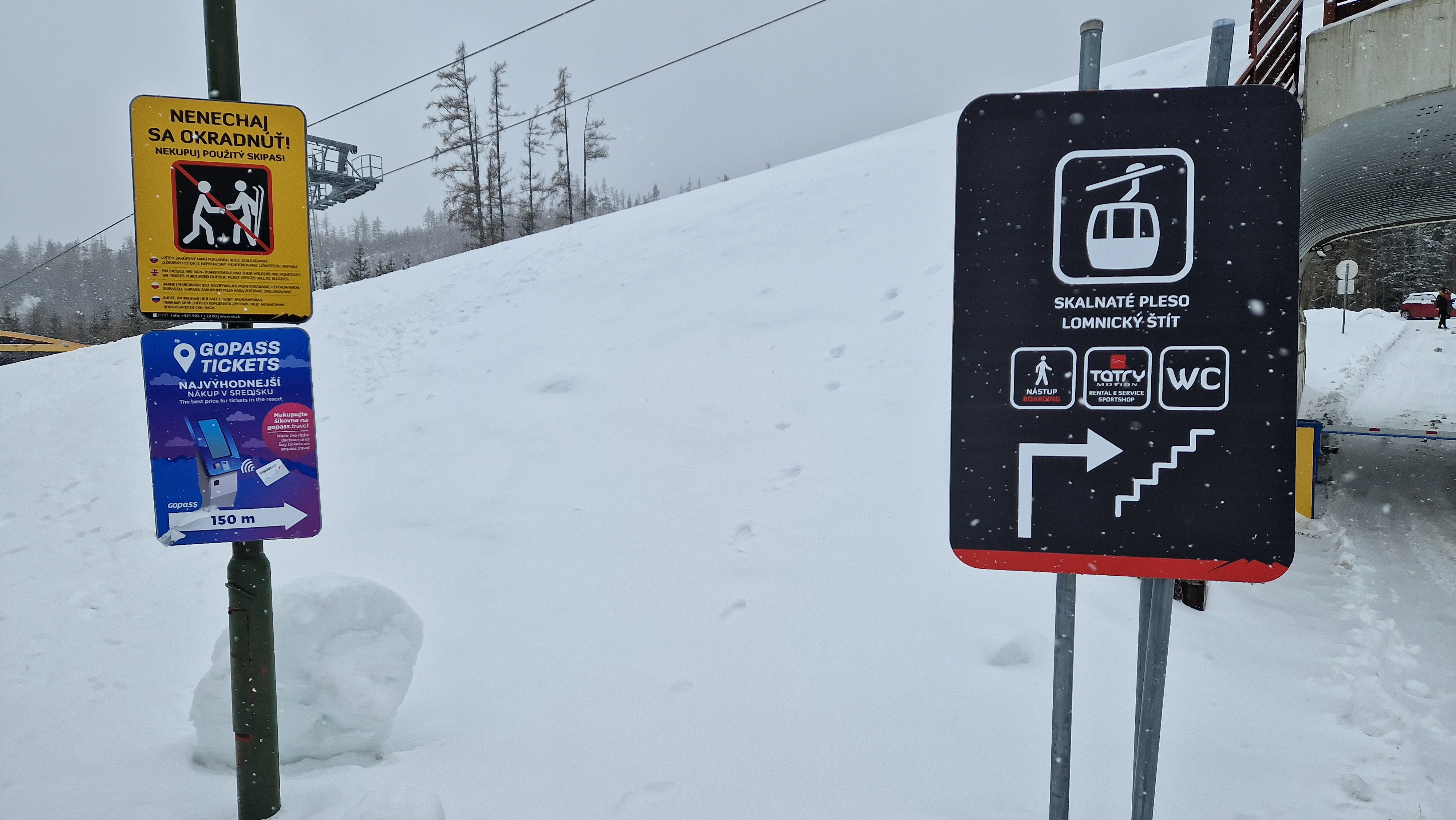 Tábla figyelmeztet: a síbérletet tilos továbbadni!