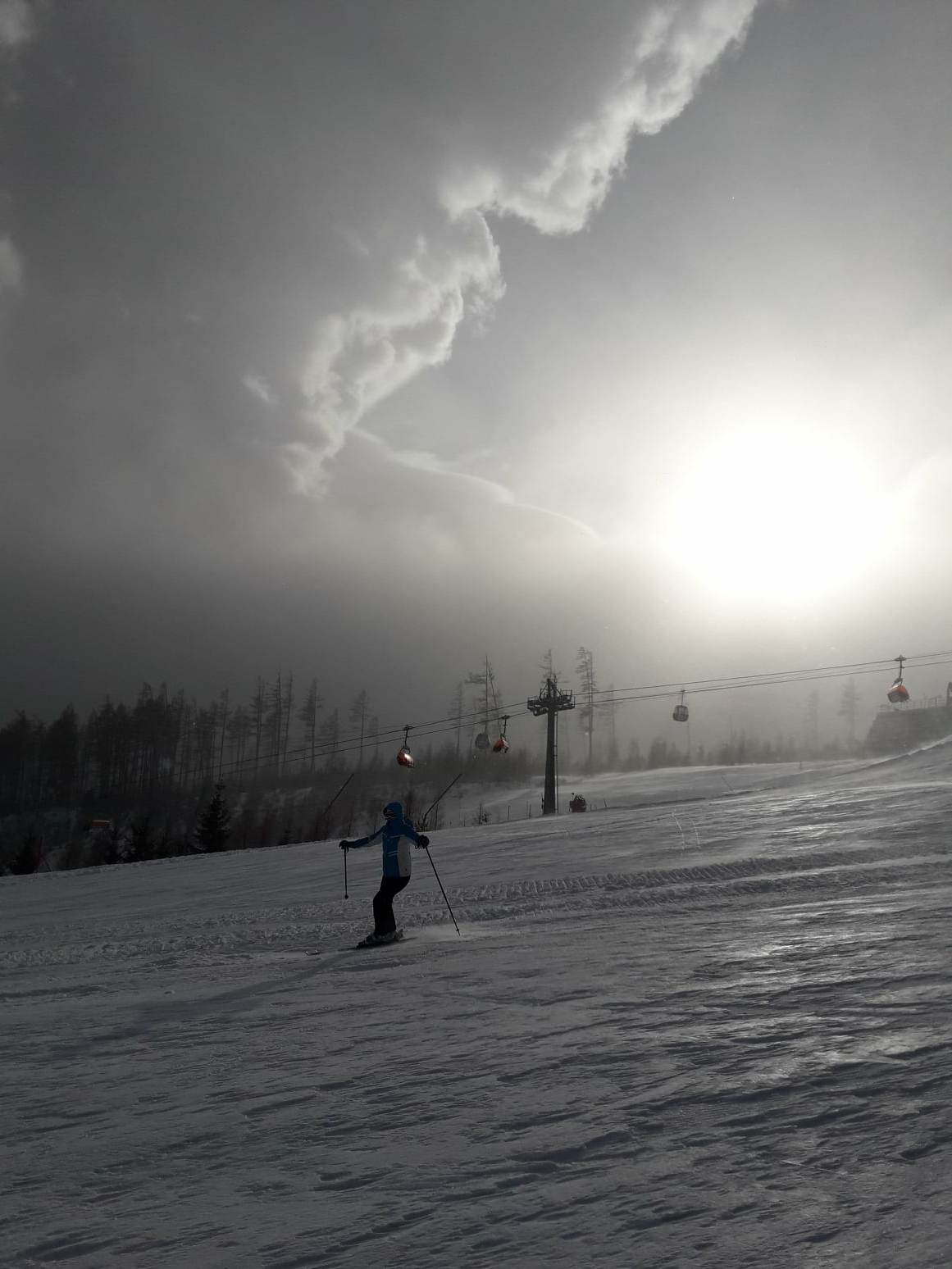 Lecsúszás a tomboló vihar után, ilyen jegessé vált a sípálya