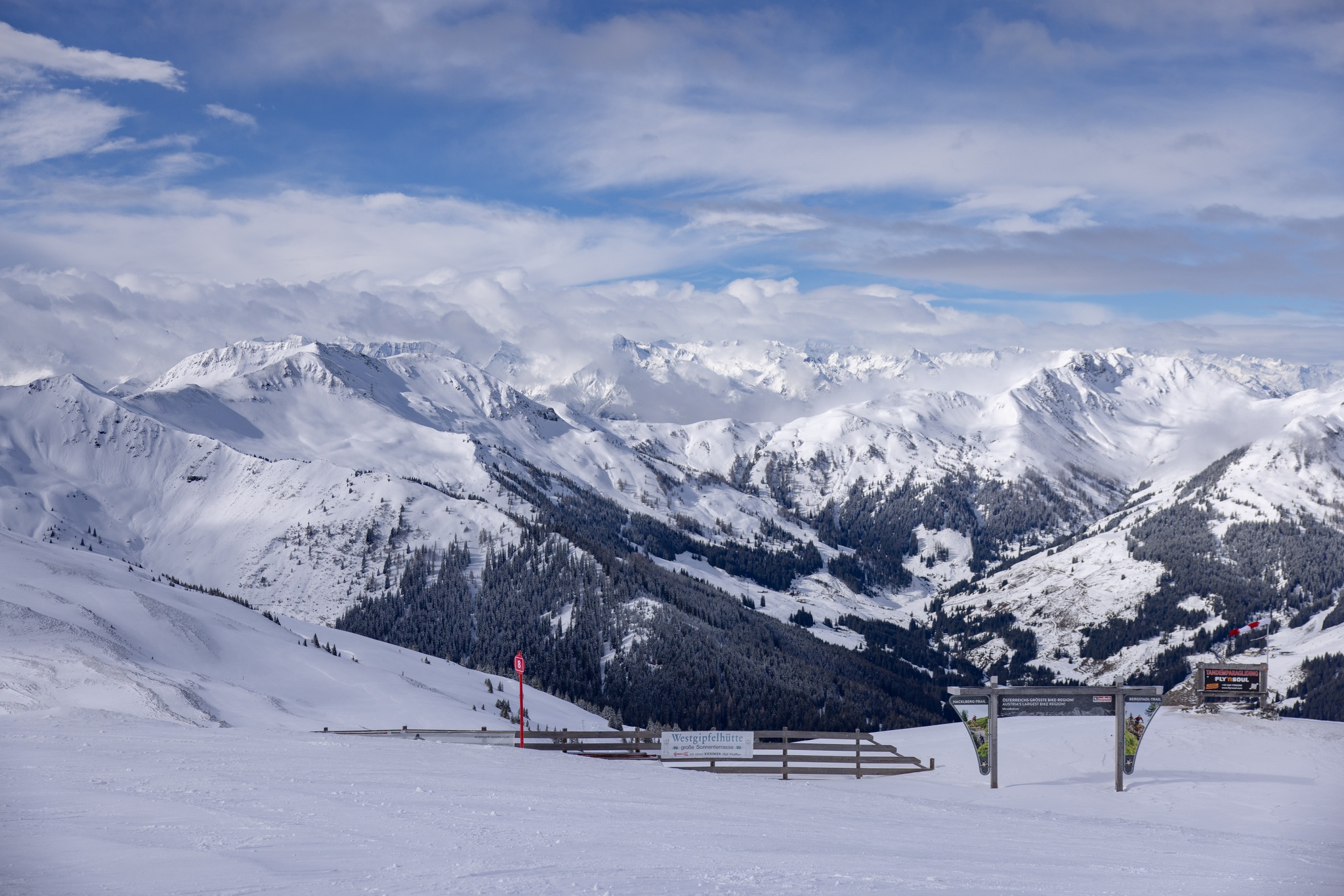 Saalbach a hét elején (a völgyekben azóta elolvadt a hó, de a hegyen még van bőven) - Fotó: Saalbach-Hinterglemm