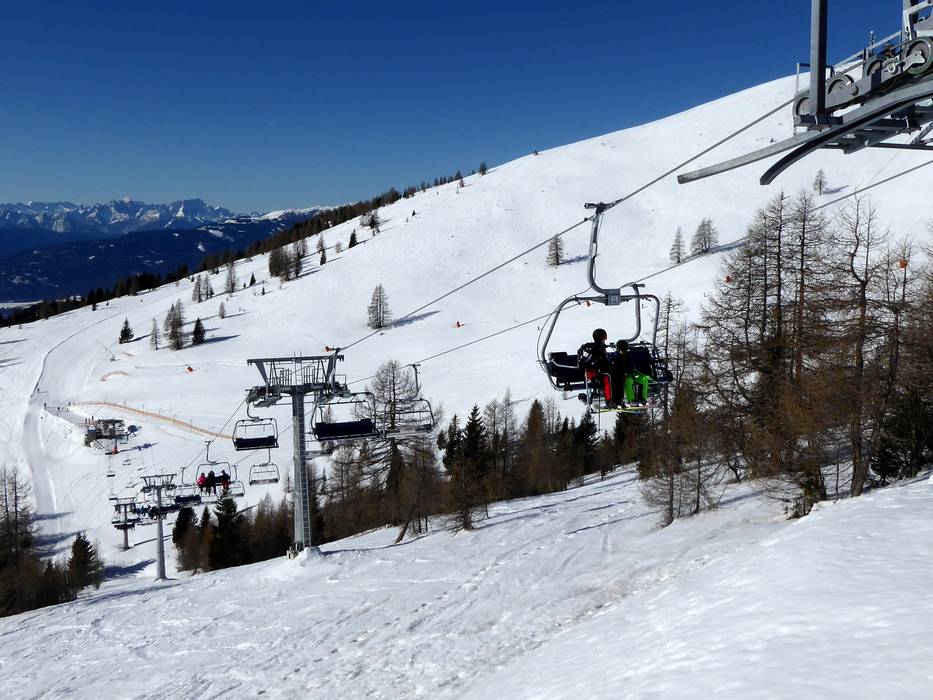 A négyüléses, háttérben a 21-es és 19-es piros pályák - Fotó: skiresort.de