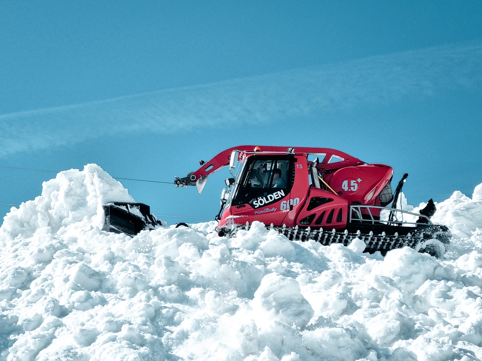 Ratrak teríti szét a hatalmas hókupacokat