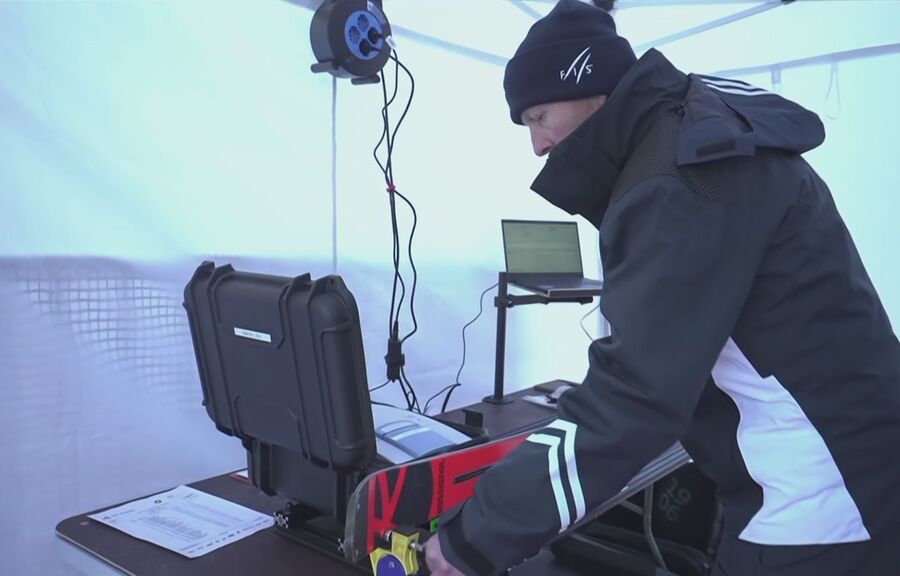 Az ellenőrzés gyors. A futam után ezzel a géppel mérnek. Kétszer. Az adatokat egyből feltöltik.