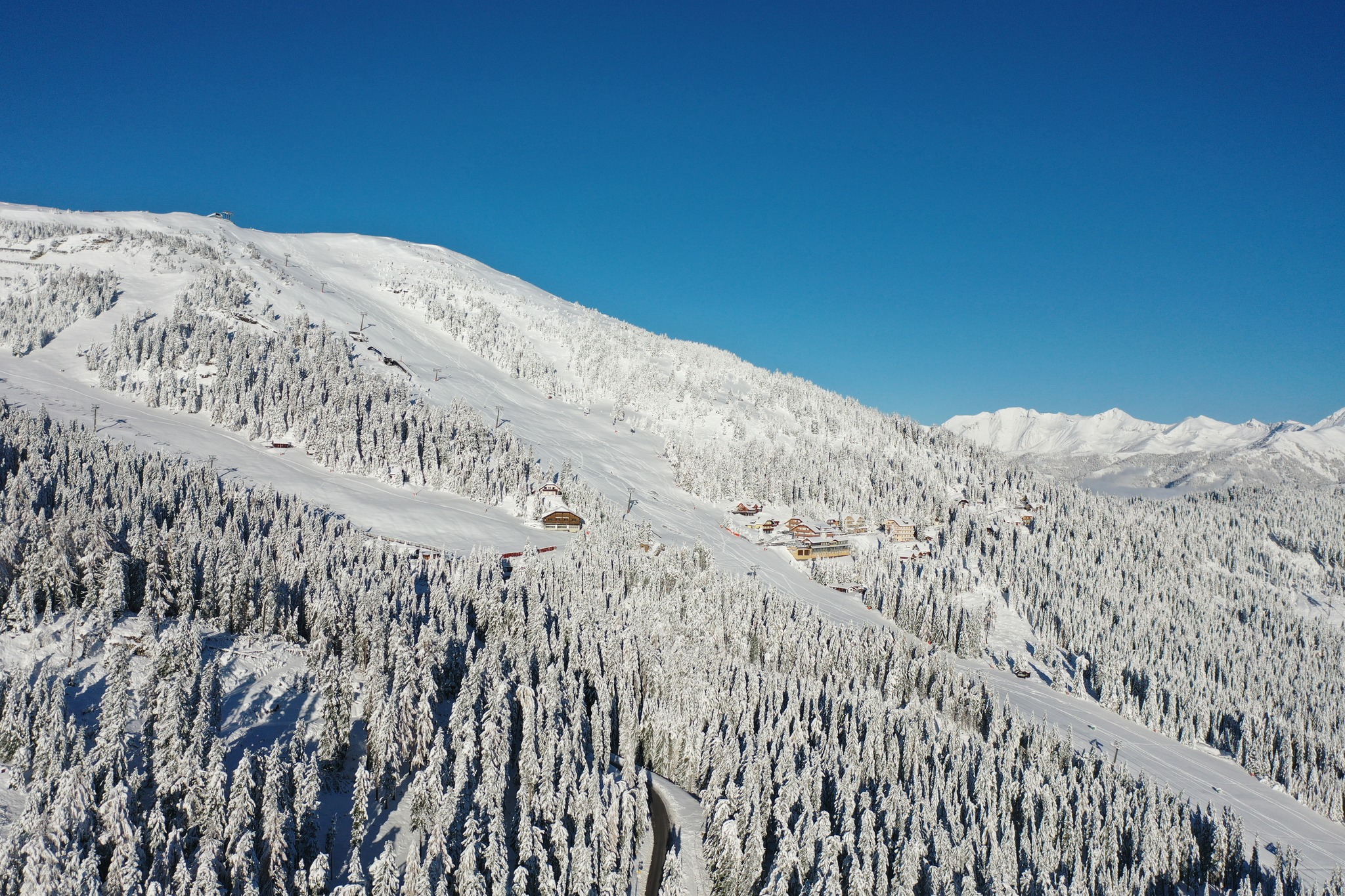 Katschbergen hétfőn 20 cm, tegnap 50 cm hó esett. Erre jött rá ma 10 cm friss hó. 2000 méter alatt sokszor elolvad a november eleji hó szezonkezdésig, izgatottan várjuk hogyan alakul idén.