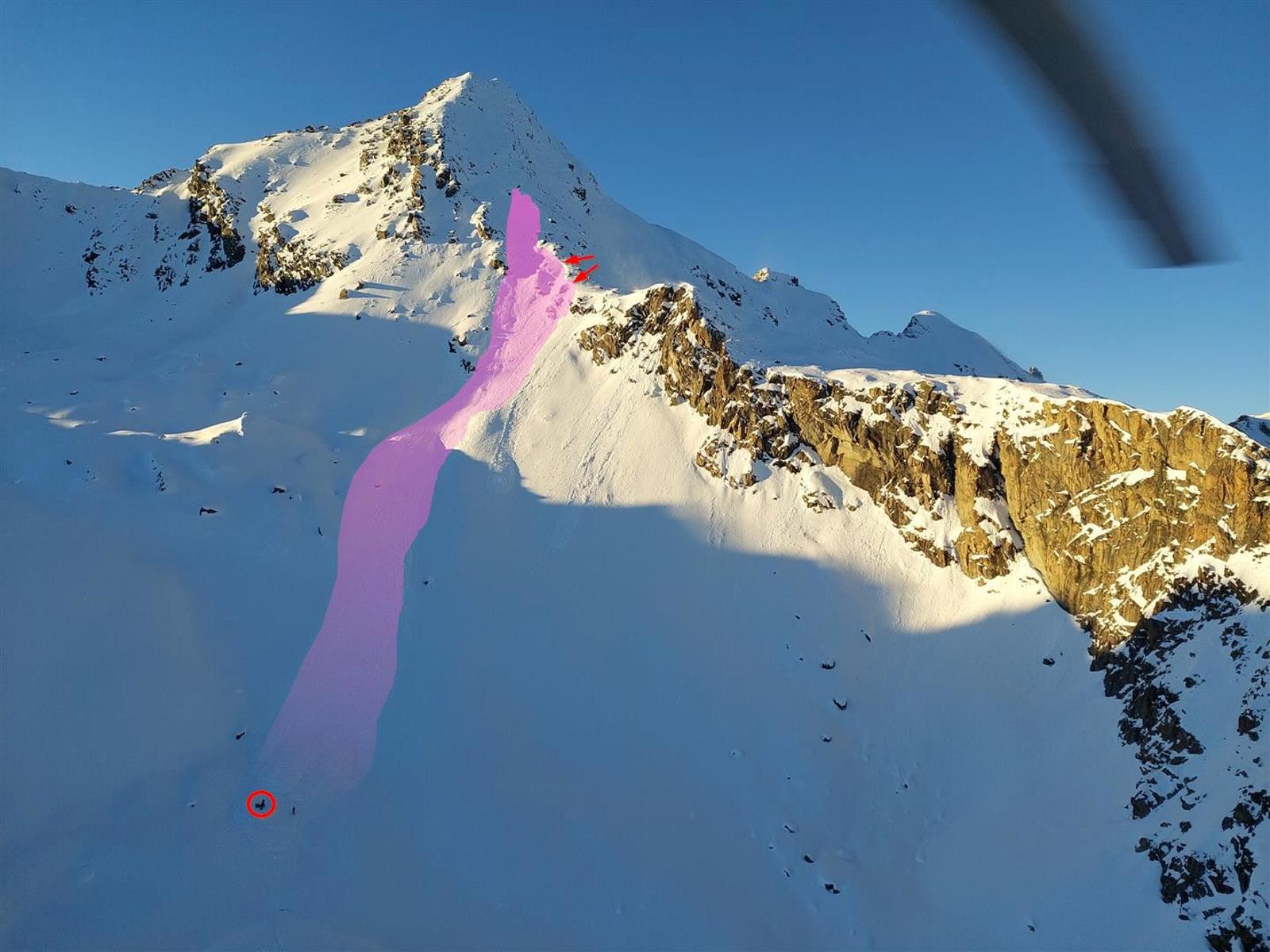 Nyilakkal a két sítúrázó kezdeti helyzete, körrel az áldozat helyzete (Kép: lawinen.report)