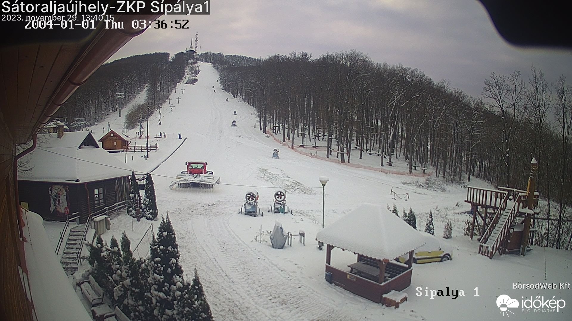 Sátoraljaújhelyen is készülnek a nyitásra, a pályán láthatók a hóágyúk