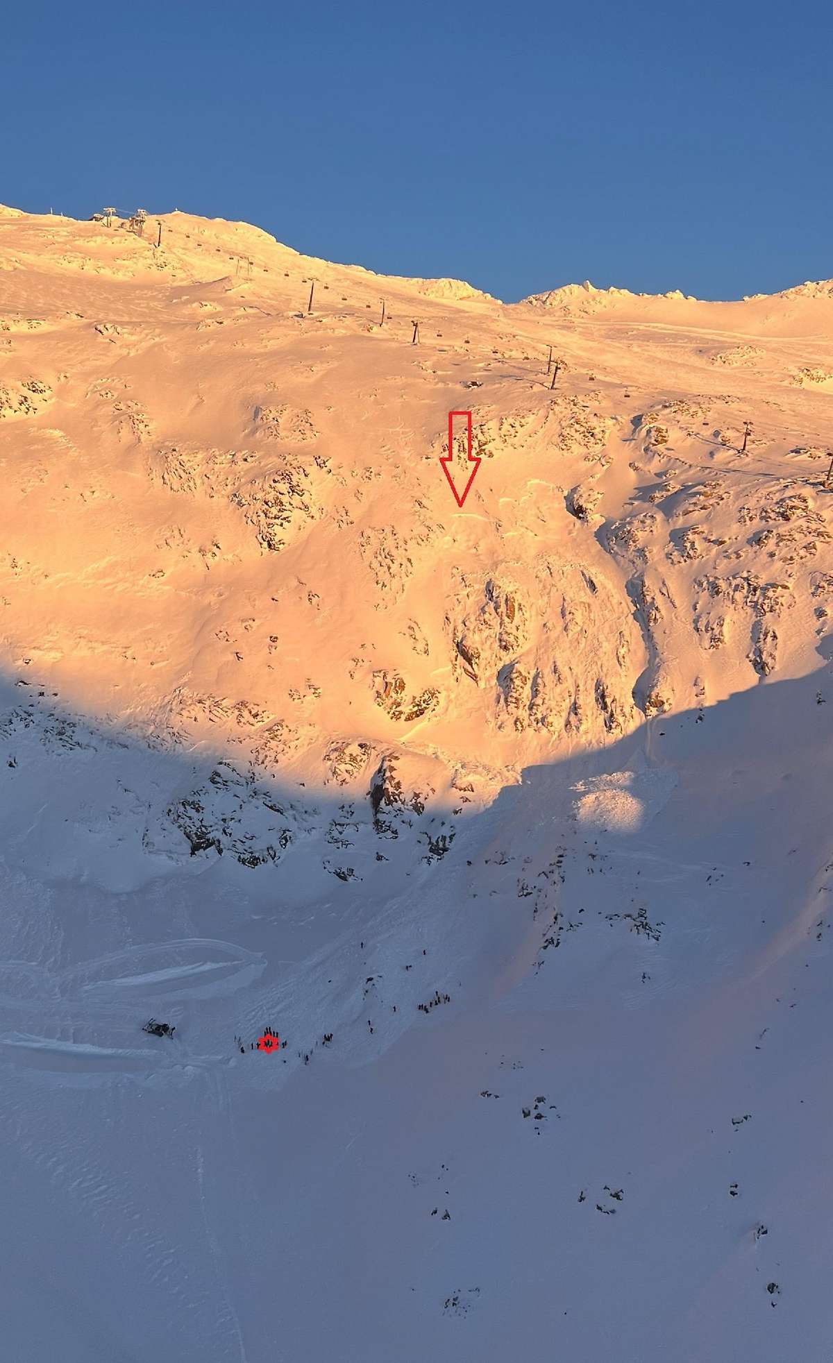 A lavina iránya, és piros körrel, ahol megtalálták az áldozatot (Kép: Polizei Kärnten)