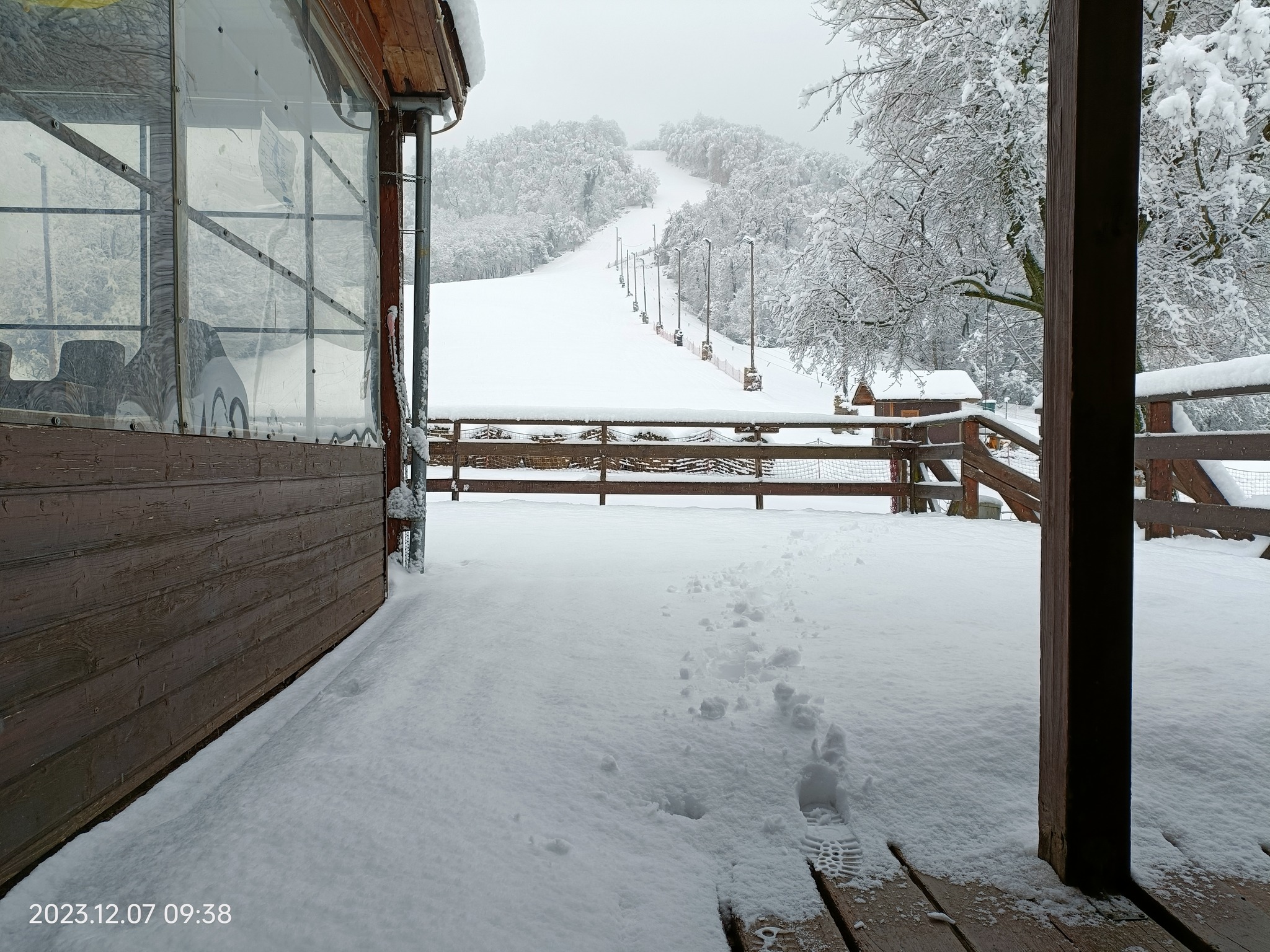 Pénteki hóhelyzet (Kép: Nagyvillám Sípálya, Visegrád)