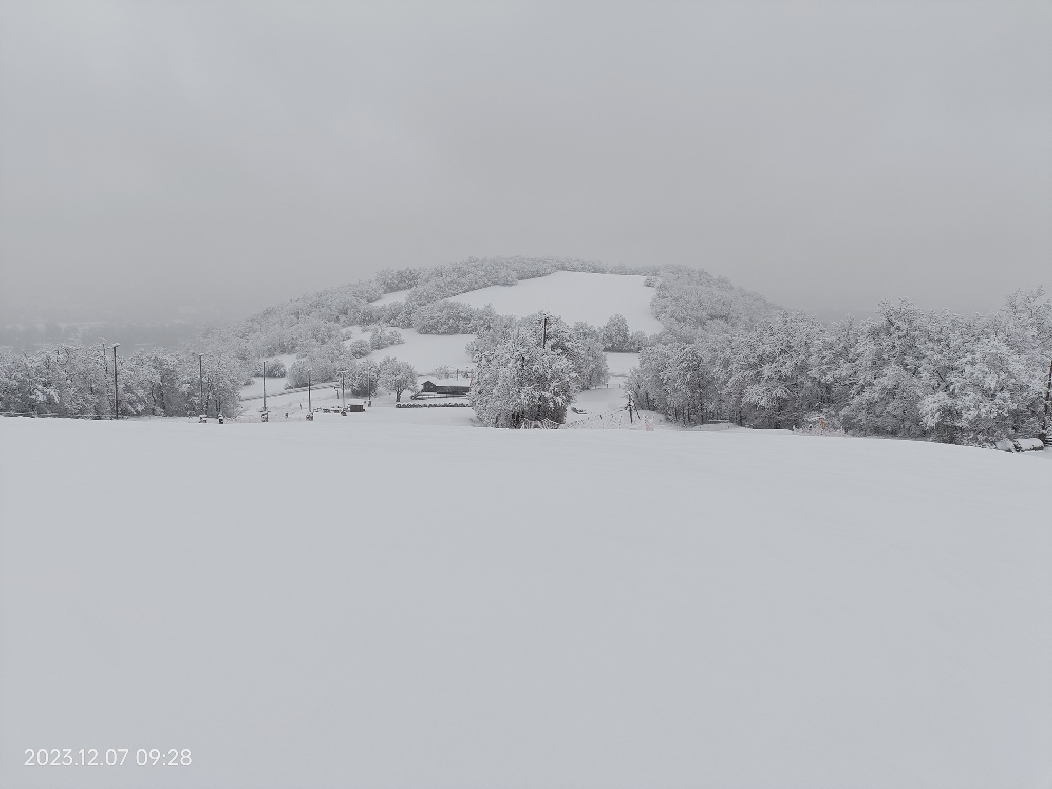 Pénteki hóhelyzet (Kép: Nagyvillám Sípálya, Visegrád)
