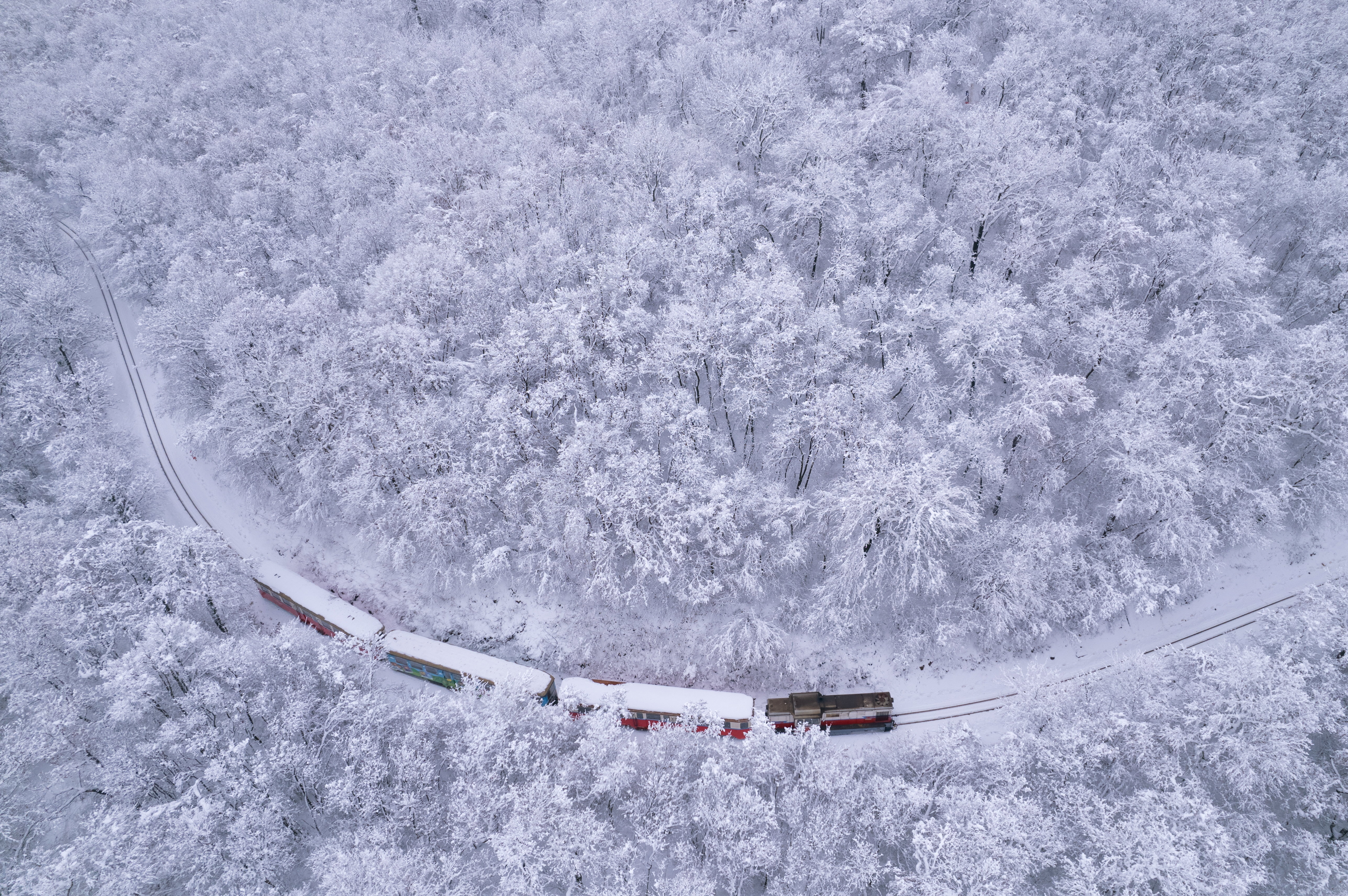 A drónfelvételen Gyermekvasúton közlekedő dízelmozdony vontatta személyvonat a Szépjuhászné megálló közelében 2023. december 9-én. MTI/Máthé Zoltán