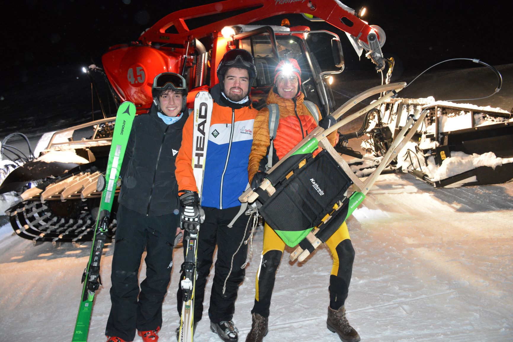 Az ellenőrök sílécen mentek. Mindhármukat ratrakkal vitték a starthelyre.