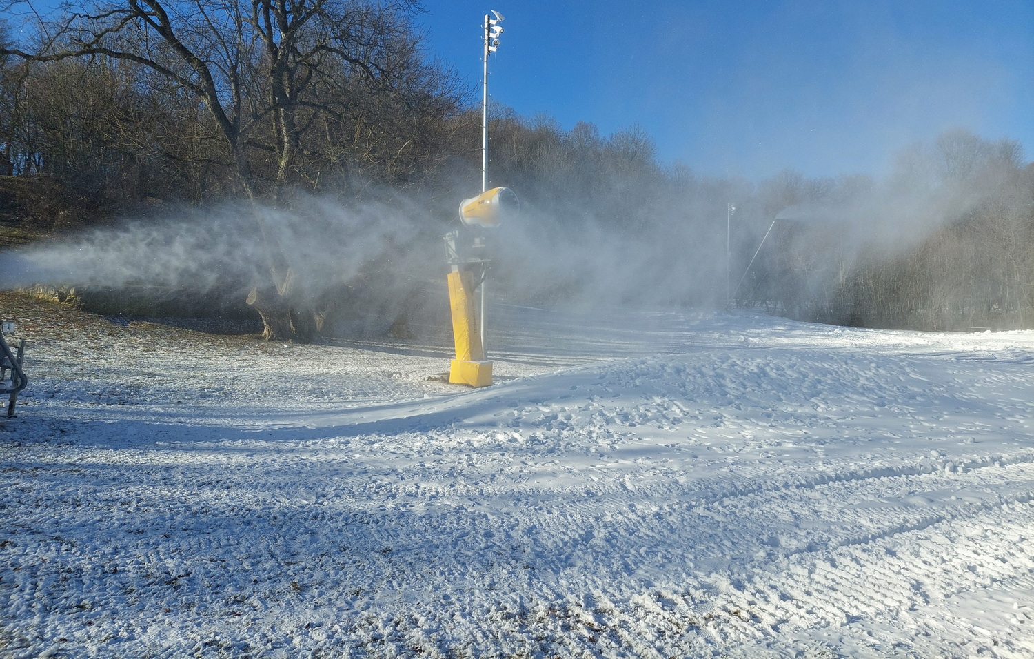 Nyitás előtt hóágyúzzák a sífutópályát (Kép: sielok.hu)