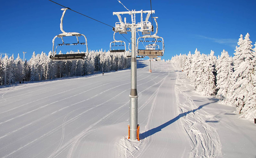 Ez egy régi, négyüléses felvonó, hasonlóak épültek az idén.