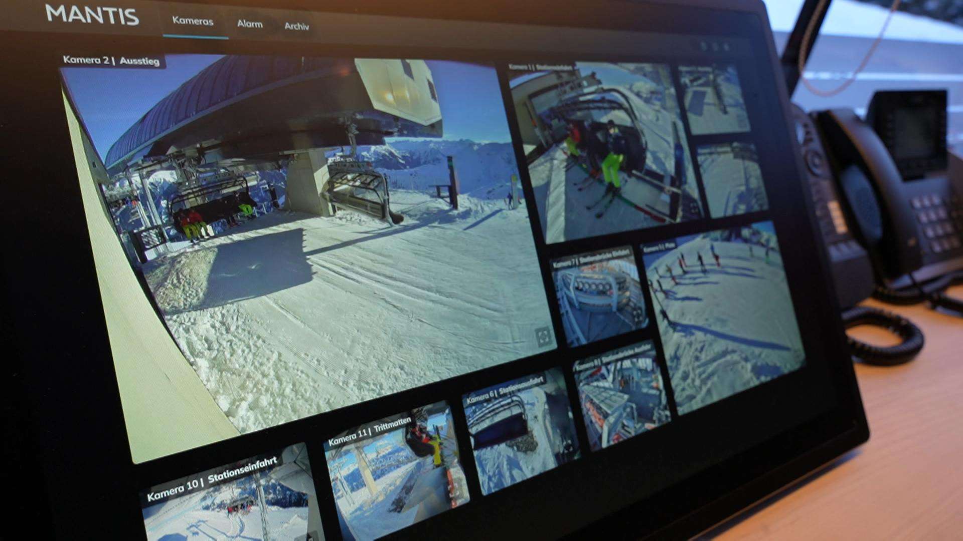 A központban, a völgyállomáson, azért látnak mindent