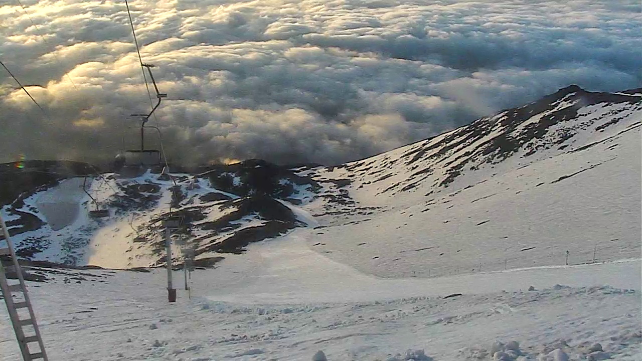 Webkamera. Lomnici-nyereg ma reggel nyitás előtt